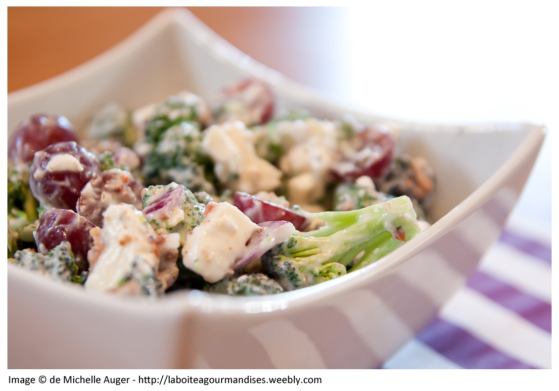 Salade exquise de brocolis, fromage fta, yaourt et canneberge